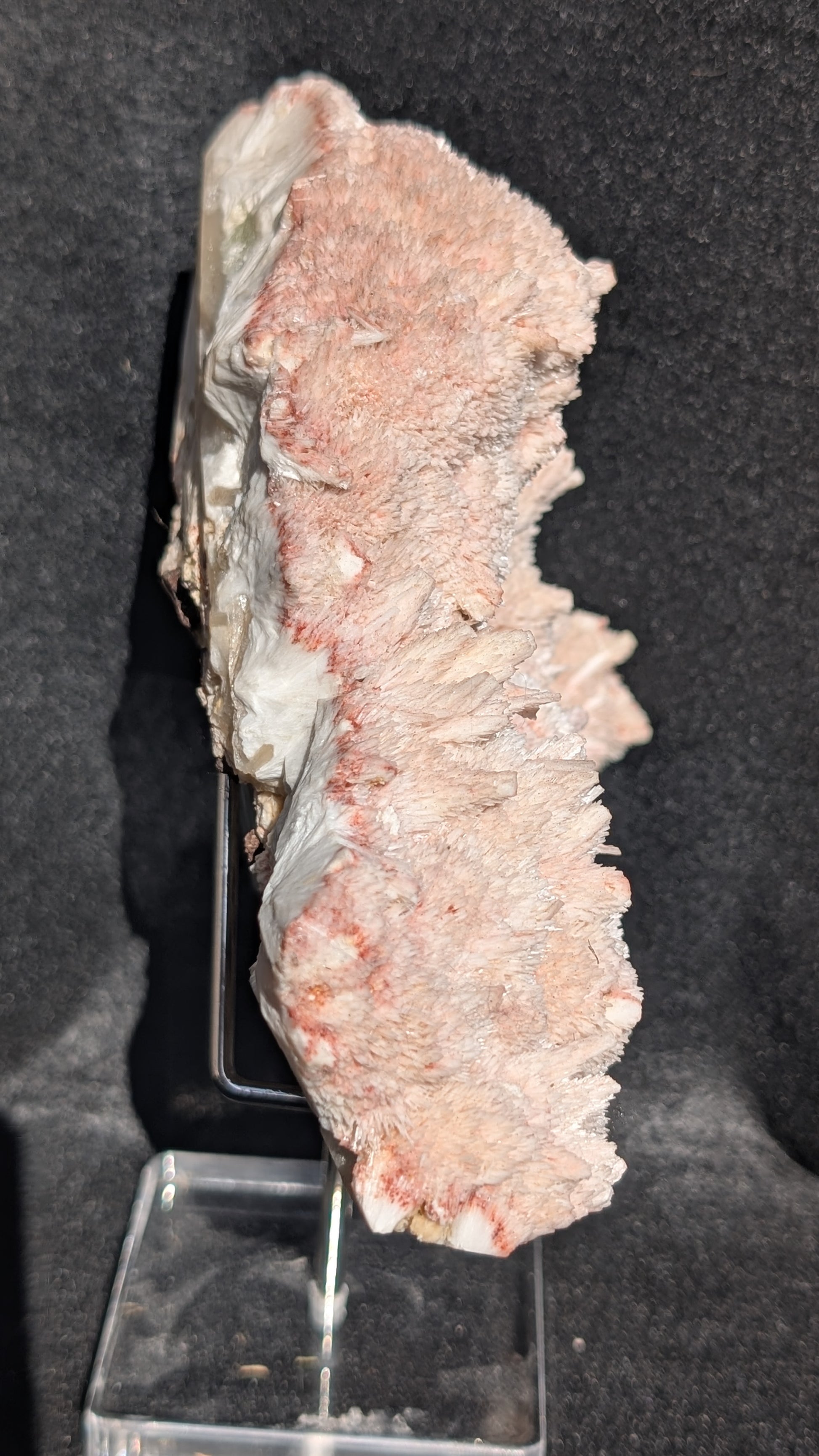 Side view of the pink mordenite 