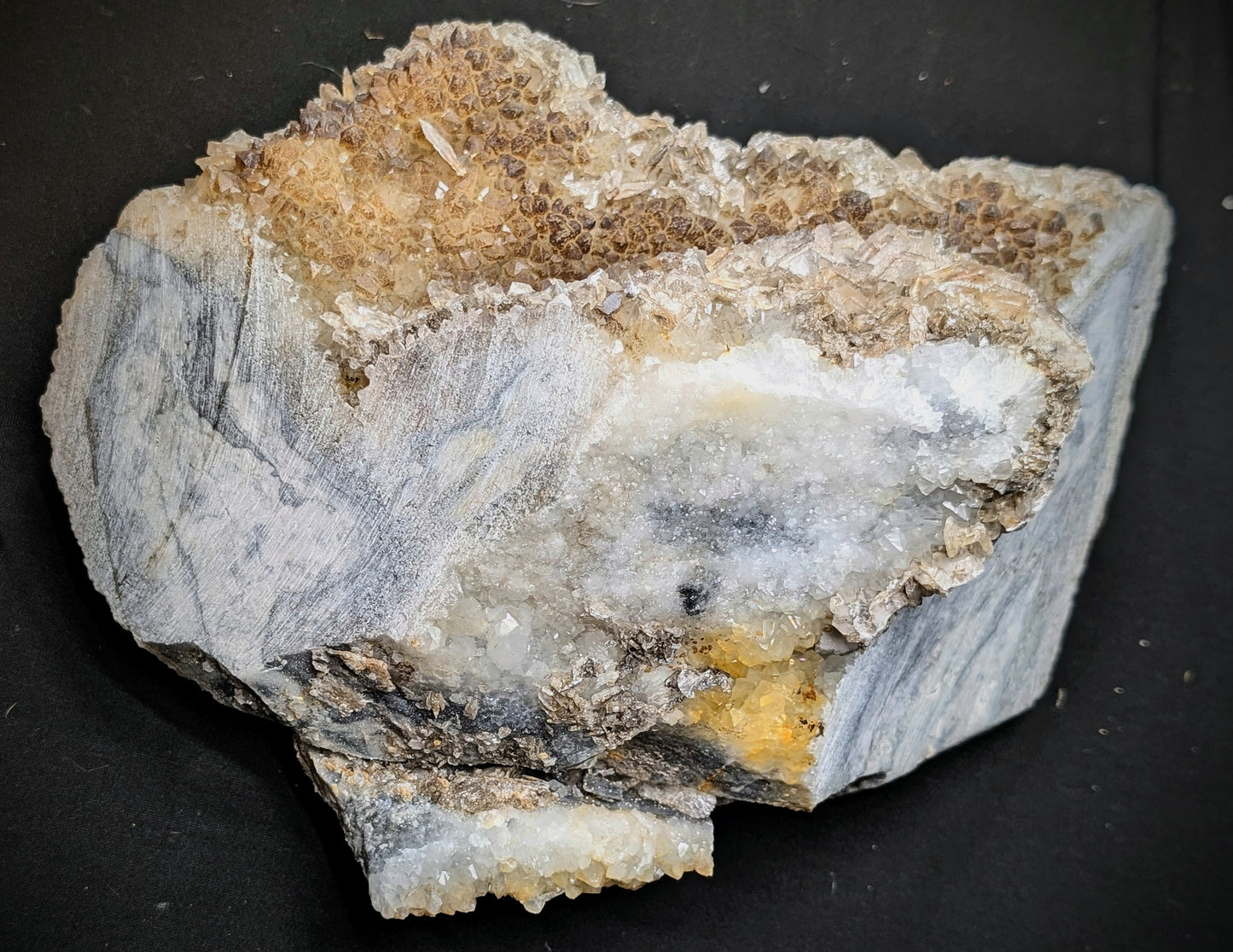 Large Fluorescent Bladed Calcite on Quartz with Green Afterglow