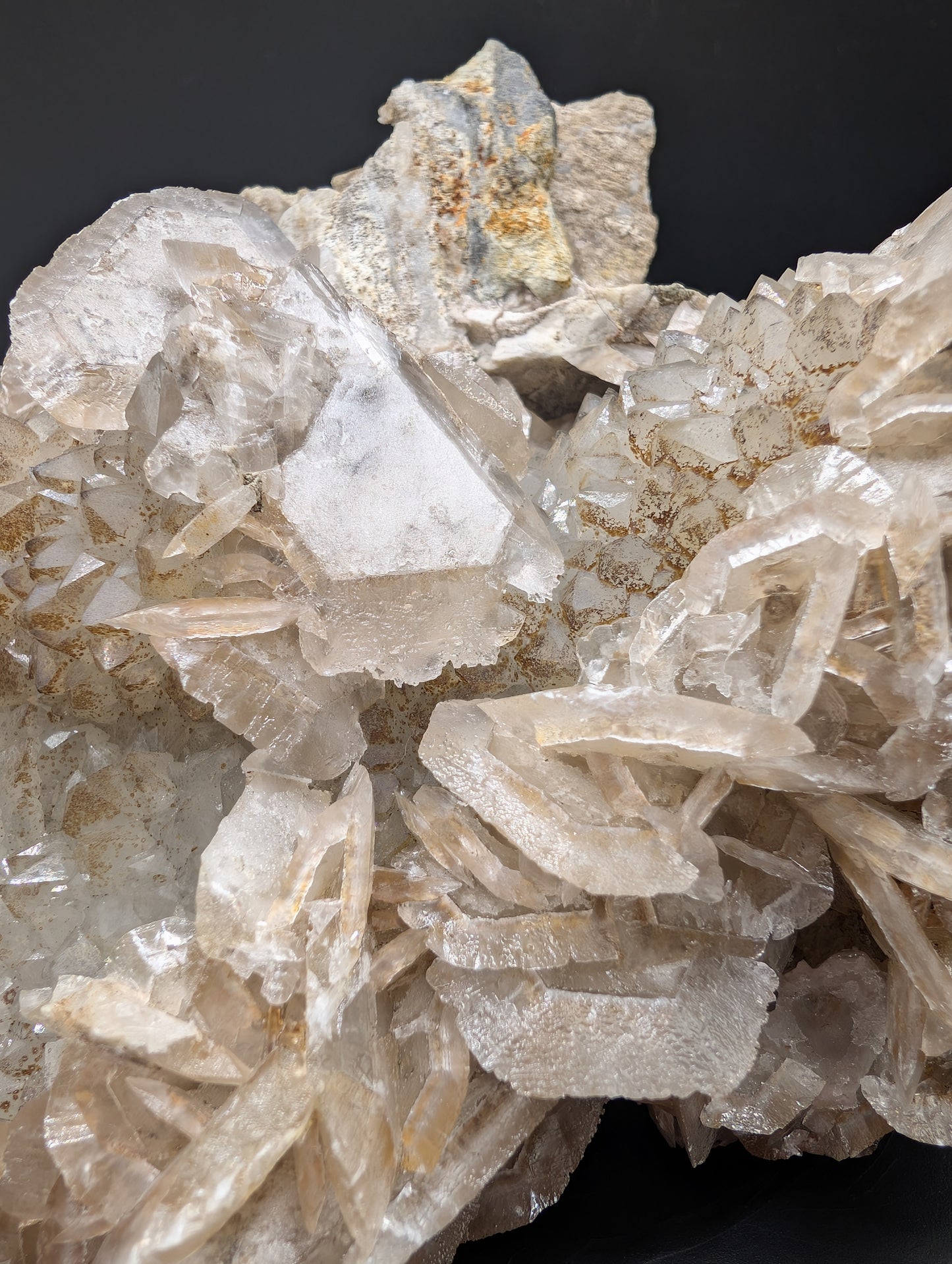 UV Reactive Calcite Crystal Cluster 1.1kg – Red Fluorescence & Green Phosphorescence Specimen