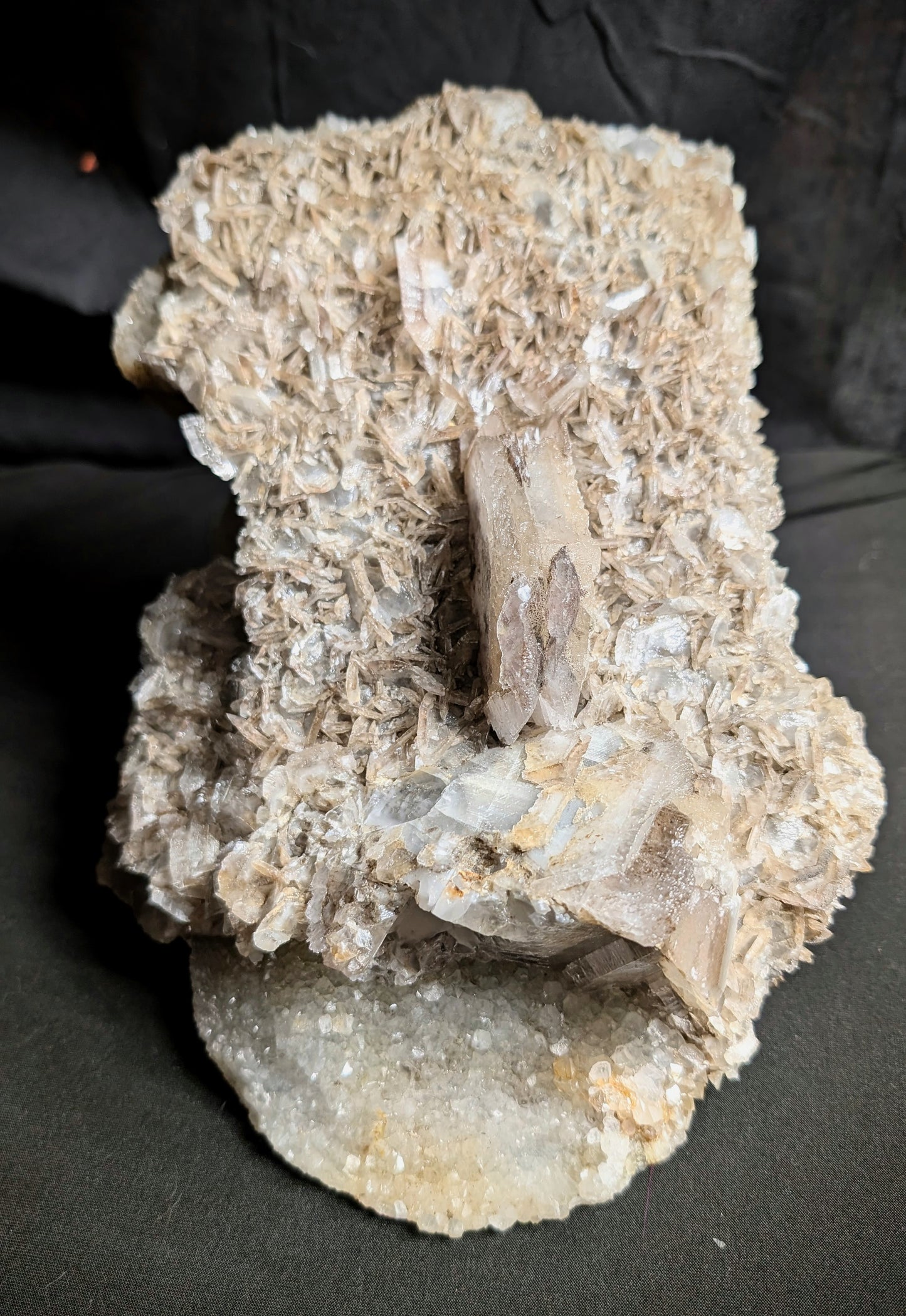 Large Fluorescent Bladed Calcite on Quartz with Green Afterglow