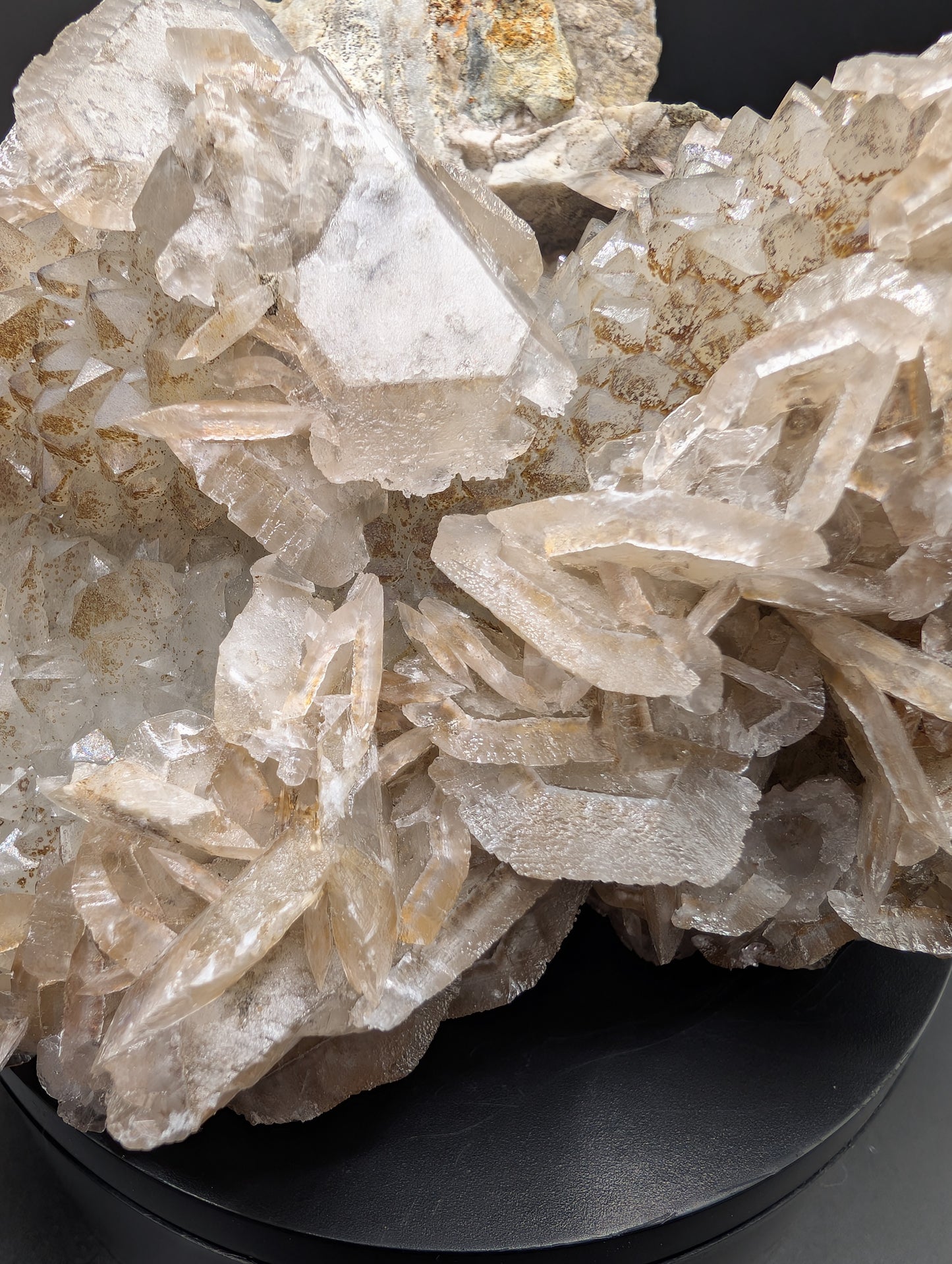 UV Reactive Calcite Crystal Cluster 1.1kg – Red Fluorescence & Green Phosphorescence Specimen