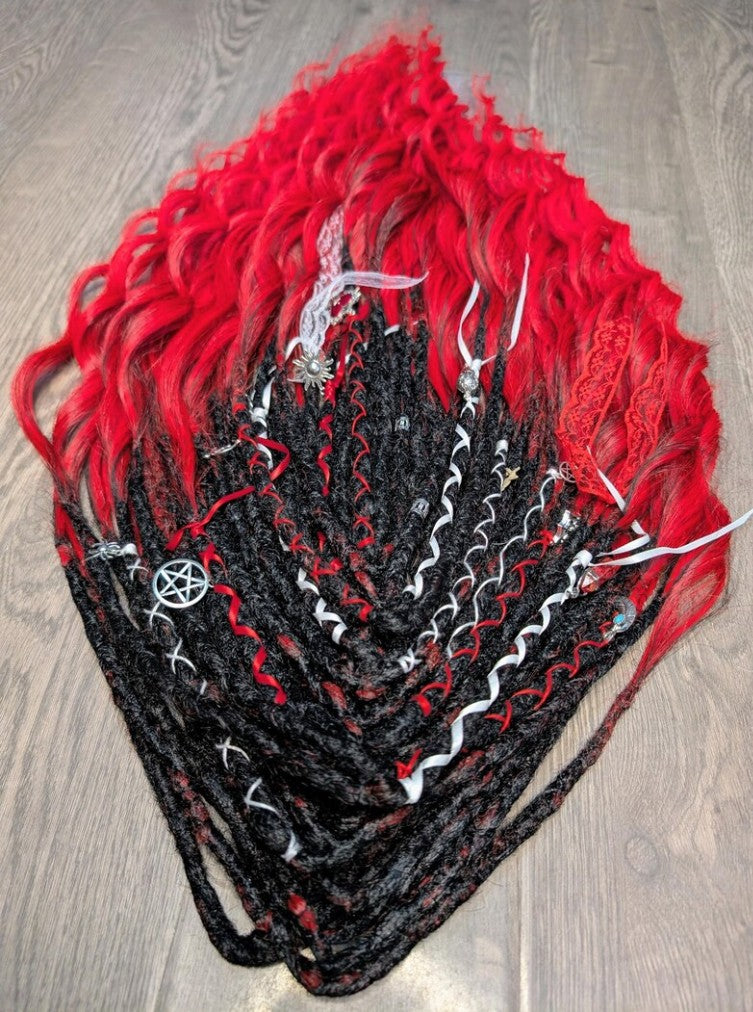 Gothic Black & Red Dreadlock Extensions – Curly Ombre Synthetic DE Dreads with Charms | Boho Festival Hair 22–24”