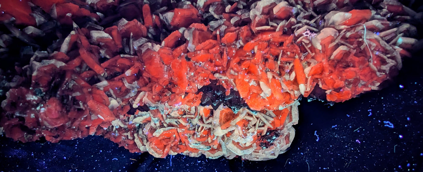 Large Fluorescent Bladed Calcite on Quartz with Green Afterglow