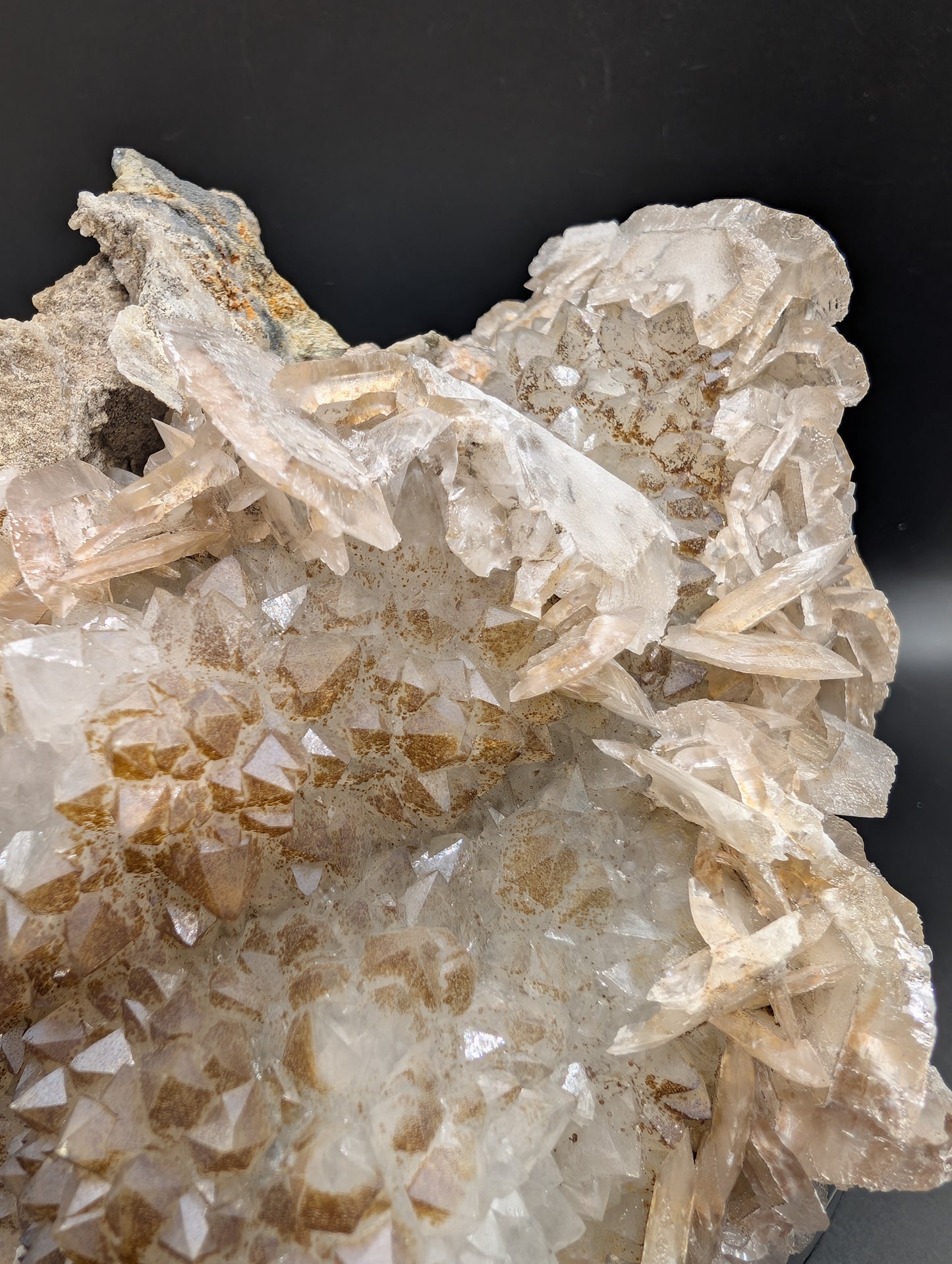 UV Reactive Calcite Crystal Cluster 1.1kg – Red Fluorescence & Green Phosphorescence Specimen