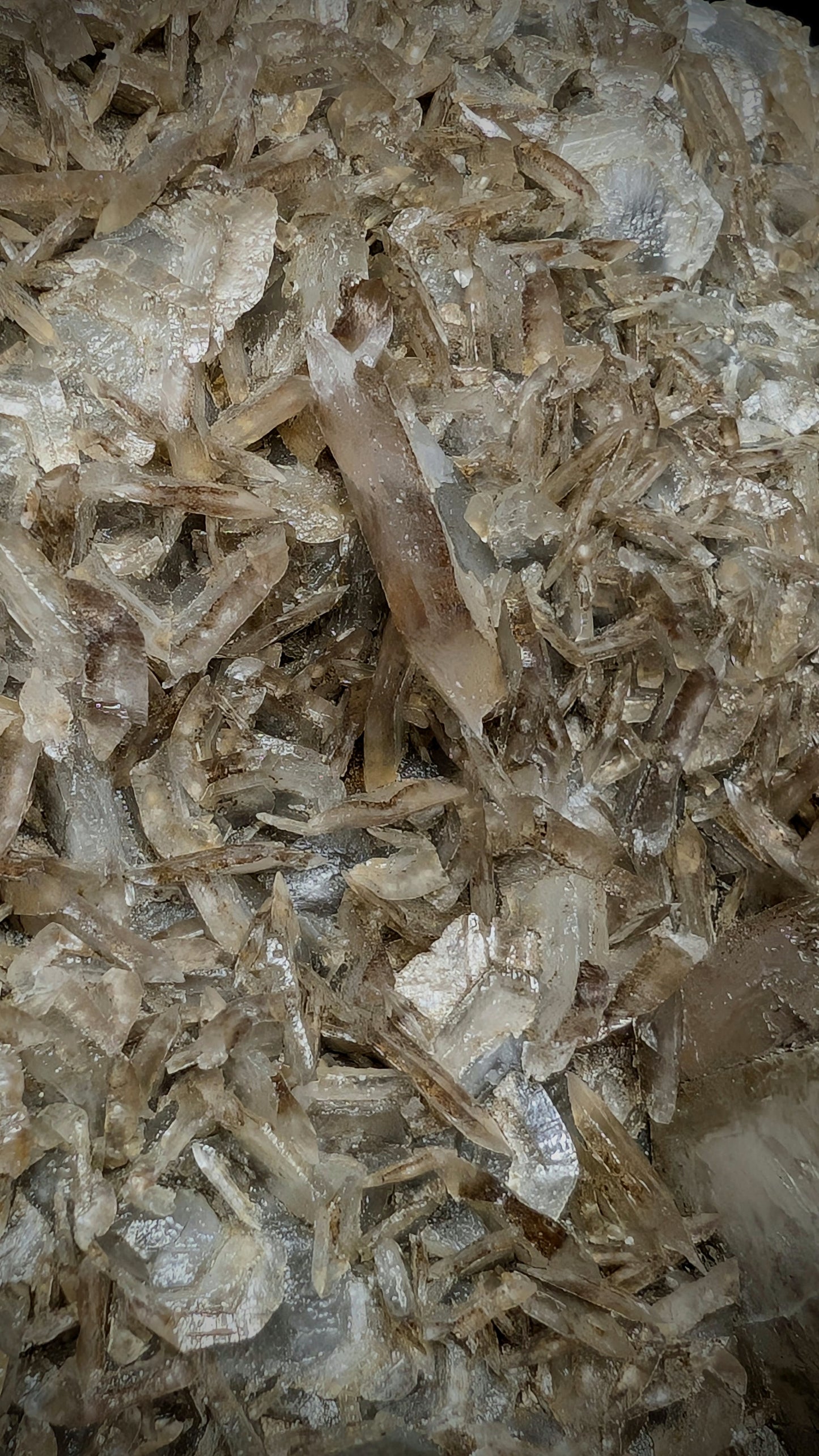 Large Fluorescent Bladed Calcite on Quartz with Green Afterglow