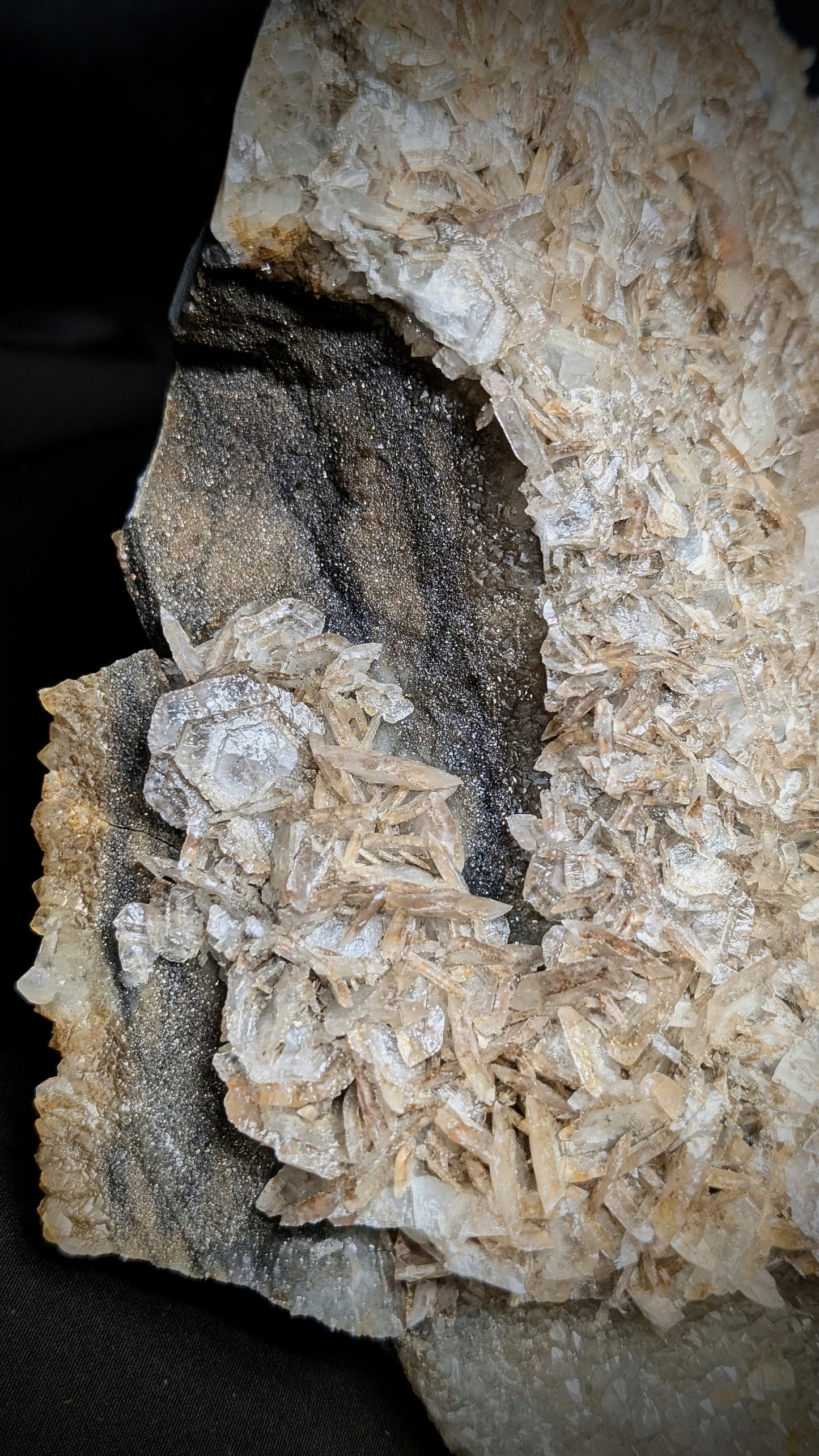 Large Fluorescent Bladed Calcite on Quartz with Green Afterglow