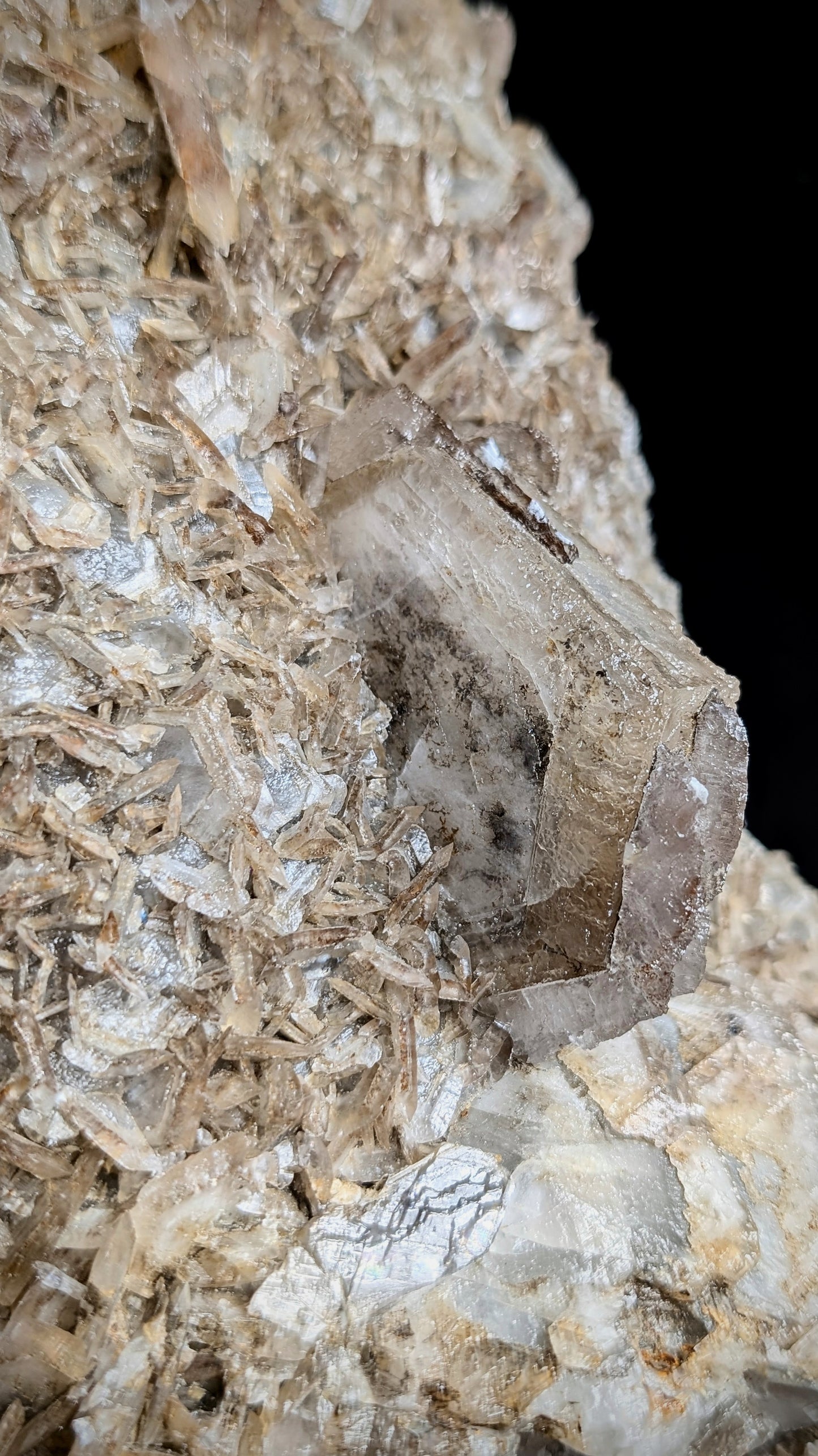 Large Fluorescent Bladed Calcite on Quartz with Green Afterglow