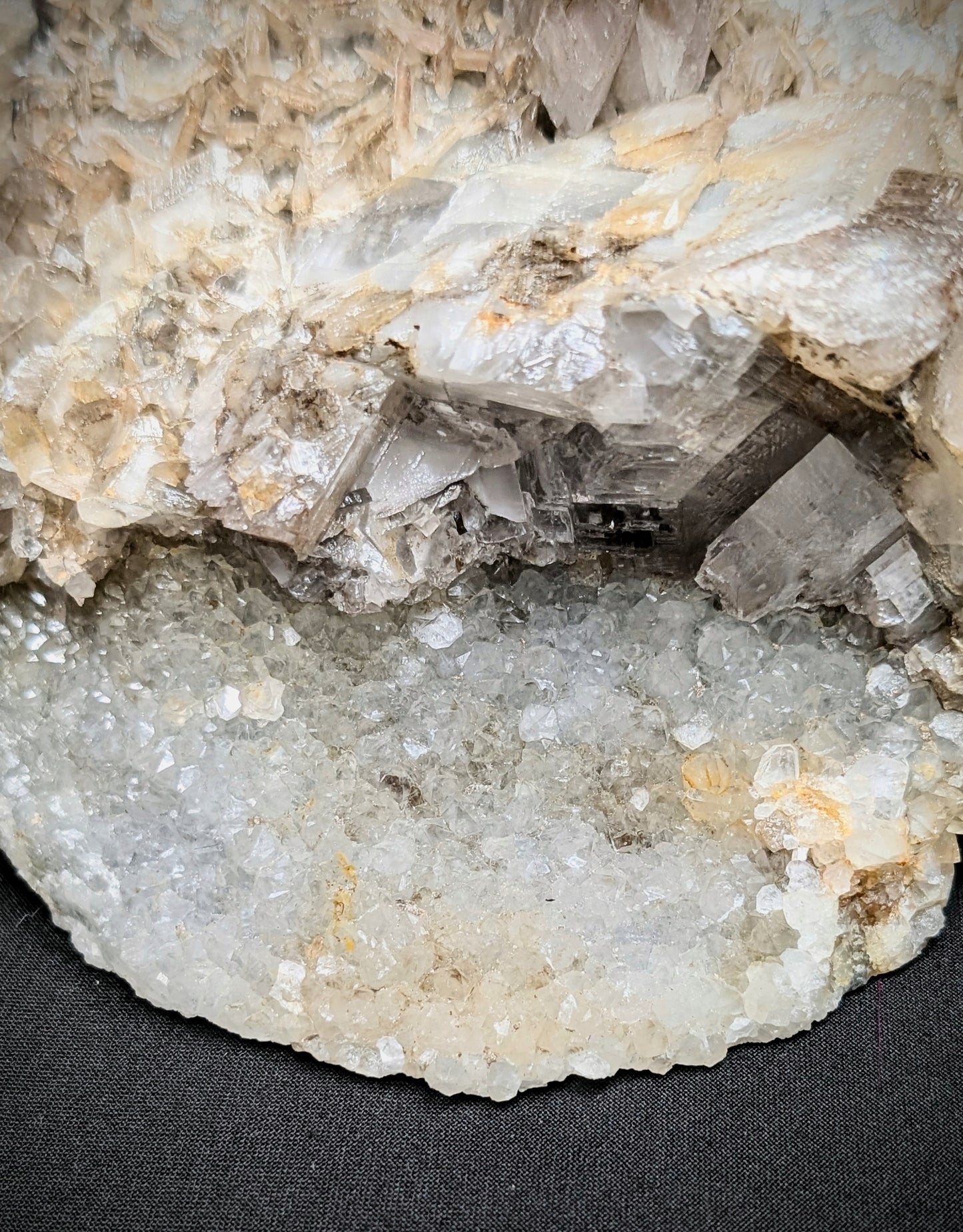 Large Fluorescent Bladed Calcite on Quartz with Green Afterglow