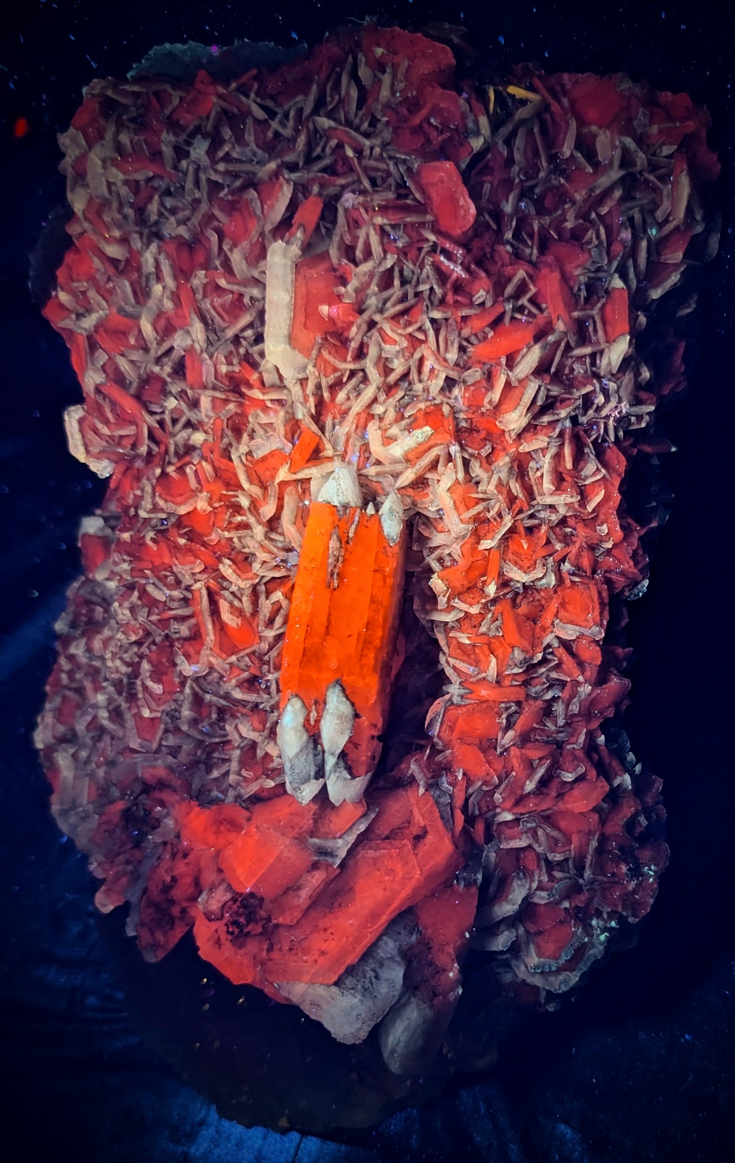 Large Fluorescent Bladed Calcite on Quartz with Green Afterglow