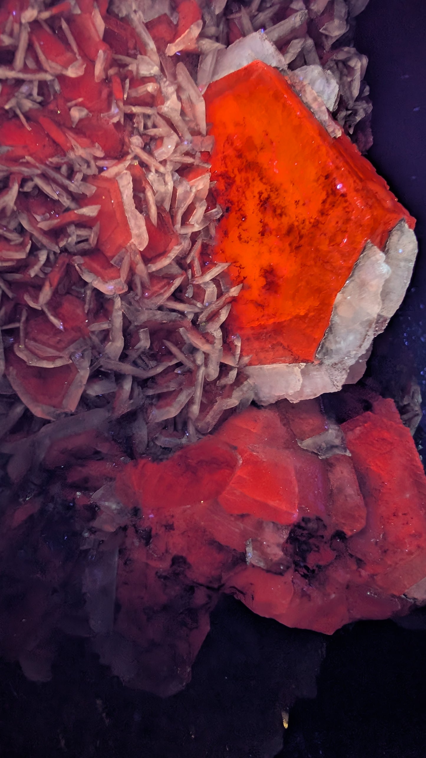 Large Fluorescent Bladed Calcite on Quartz with Green Afterglow